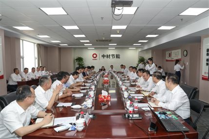 集團黨委書(shū)記、董事長(cháng)周育先蒞臨中材節能調研指導